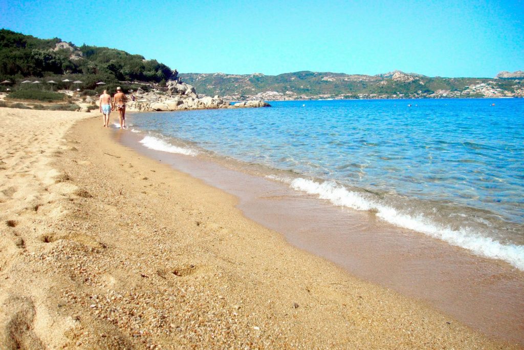 baia sardinia spiaggia