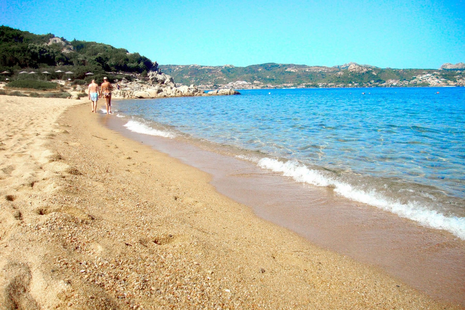 Arzachena, l'acqua del mare di Baia Sardinia è giallastra