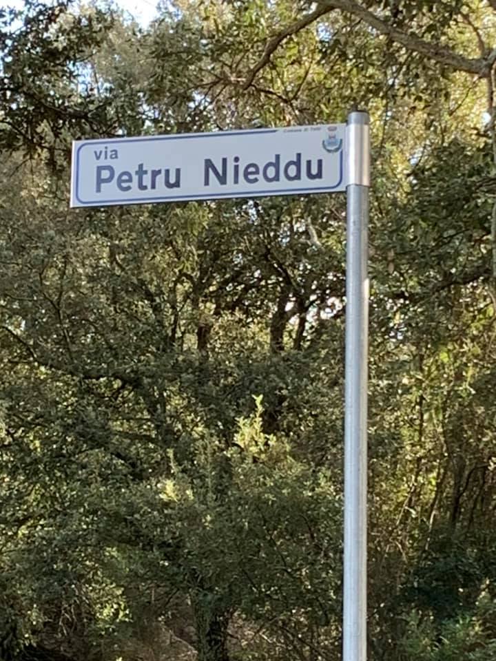 Il cartello di via Petru Nieddu messo dal Comune di Telti