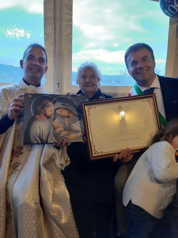 IL sindaco emanuele mutzu e il parroco festeggiano con zia salvatorica