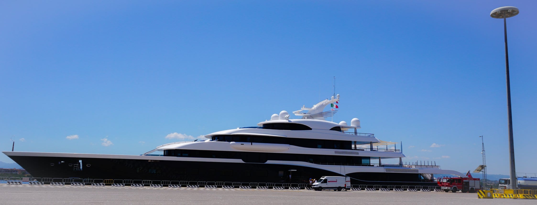 Symphony, lo yacht di Louis Vuitton, è approdato alle Egadi
