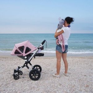 Bambina passeggino budoni