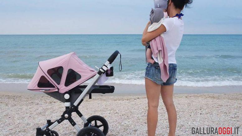 Bambina passeggino budoni