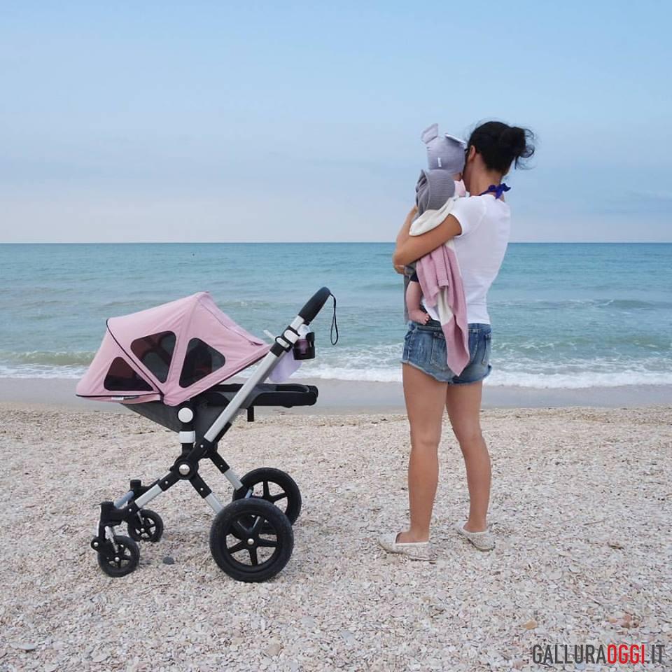 Bambina passeggino budoni