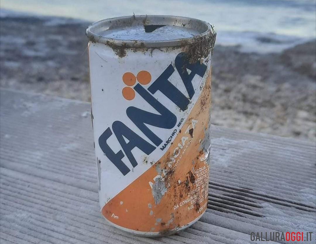 Curioso ritrovamento in spiaggia a San Teodoro, tra i rifiuti una lattina intatta degli anni '70