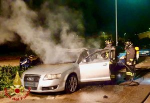 auto alle fiamme olbia incendio