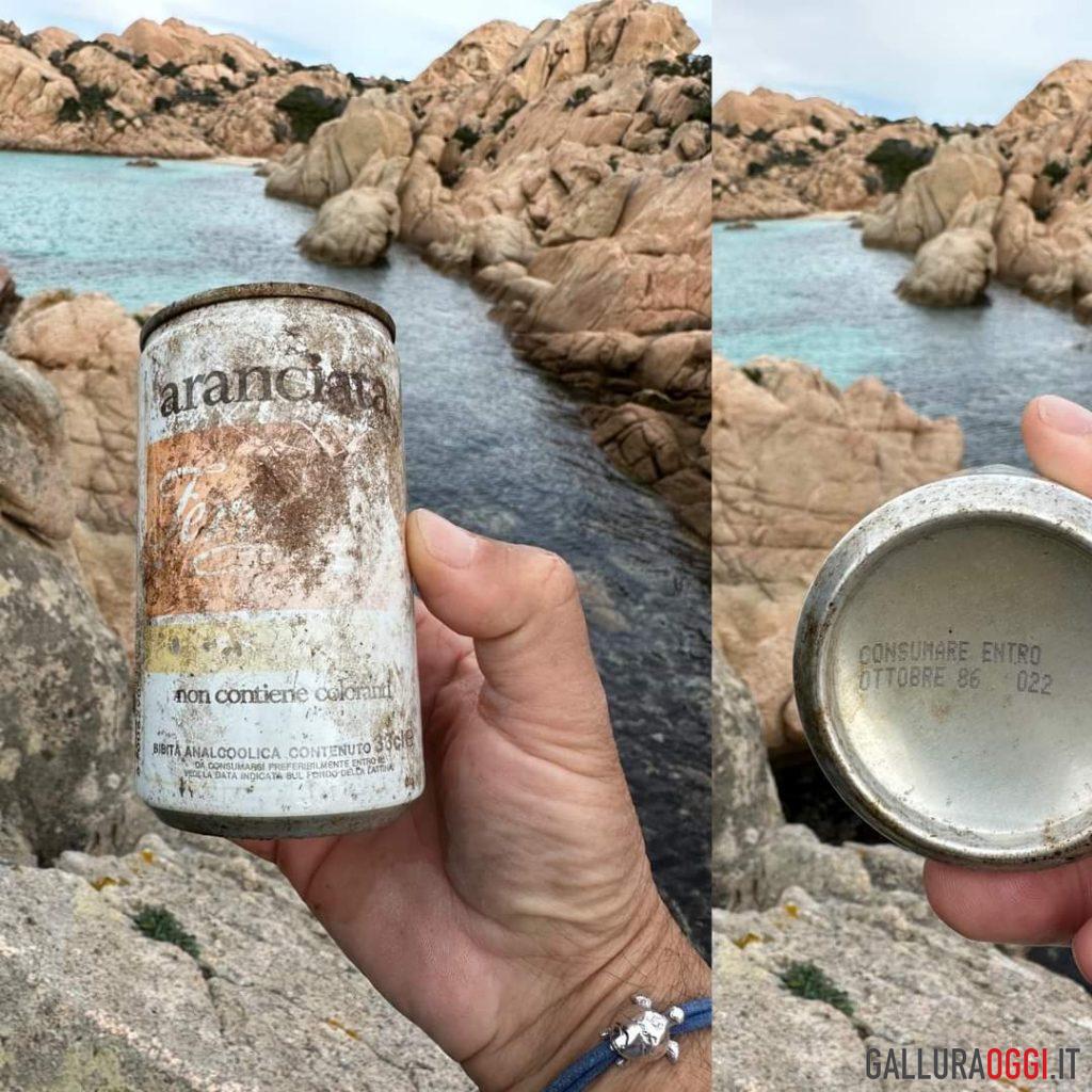 La lattina d'epoca trovata da Gianpiero Carcangiu a Cala Coticcio