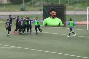Vincenzo Riccio del Budoni festeggiato dai compagni dopo il gol