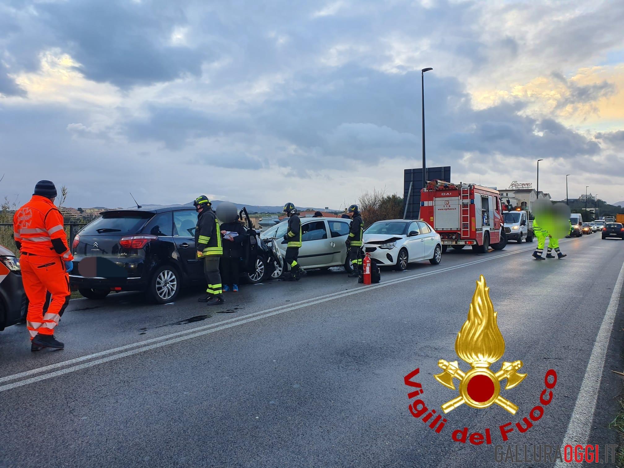 Incidente frontale tra auto sulla sopraelevata sud di Olbia: un ferito