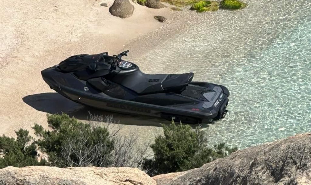 Cala Coticcio, yacht, moto d'acqua e sirene