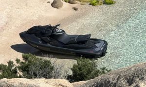 Cala Coticcio, yacht, moto d'acqua e sirene