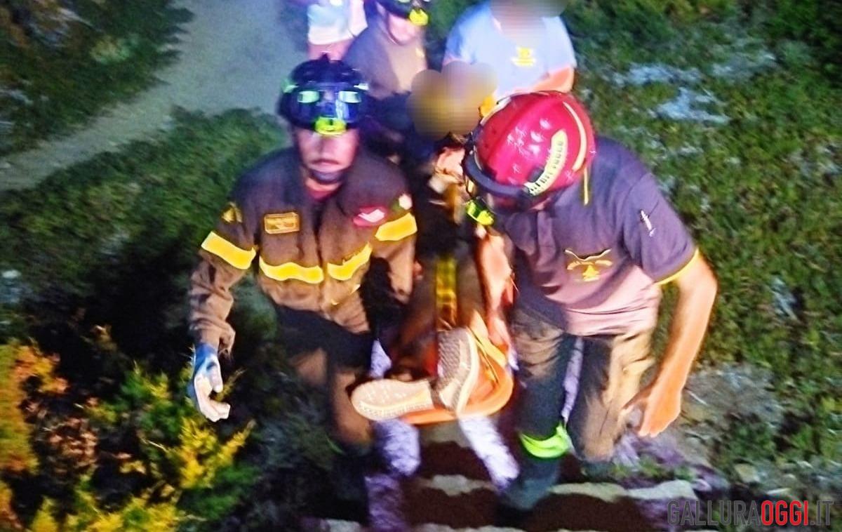 Palau, cade sugli scogli e si ferisce: soccorso un 75enne
