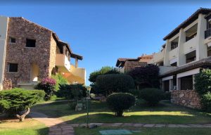 Ha dell'incredibile una vicenda accaduta nel residence “Gli Asfodeli” a Porto Rotondo. Una coppia di romani avrebbe sfondato il muro