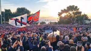 Abbraccio Cagliari funerale gigi riva