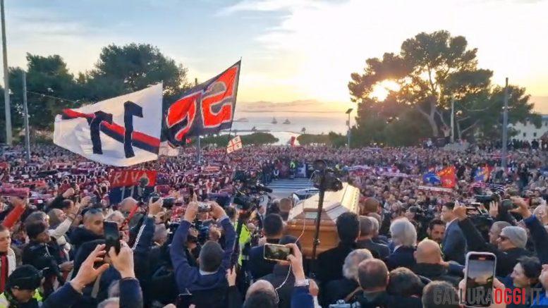 Abbraccio Cagliari funerale gigi riva