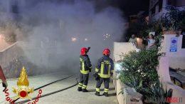 Paura nella notte a Olbia, va a fuoco uno scantinato