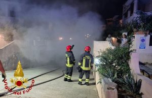 Paura nella notte a Olbia, va a fuoco uno scantinato