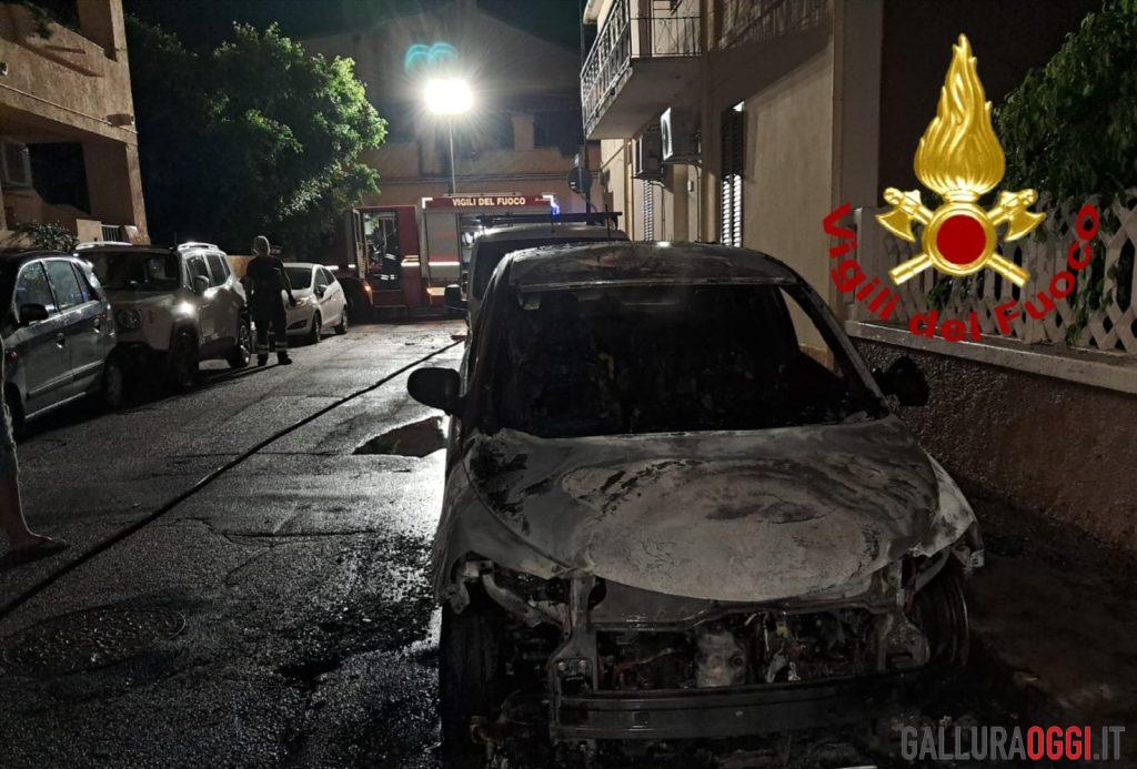 Altre due auto in fiamme a Olbia, torna l'incubo del fuoco in strada