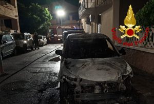 Altre due auto in fiamme a Olbia, torna l'incubo del fuoco in strada
