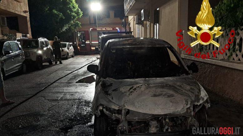 Altre due auto in fiamme a Olbia, torna l'incubo del fuoco in strada