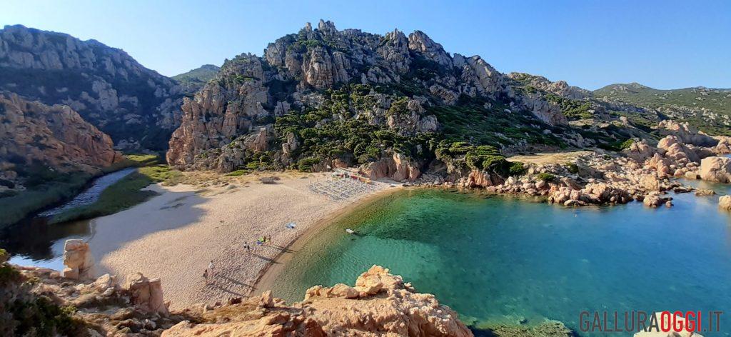 turista portafogli Li Cossi spiaggia costa paradiso scaled