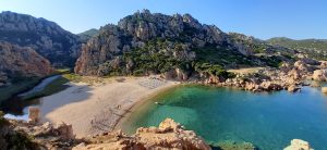 turista portafogli Li Cossi spiaggia costa paradiso scaled