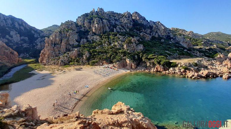 turista portafogli Li Cossi spiaggia costa paradiso scaled