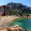 turista portafogli Li Cossi spiaggia costa paradiso scaled