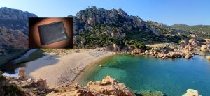 turista portafogli Li Cossi spiaggia costa paradiso scaled