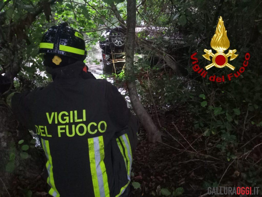 Precipita con l'auto dentro il fiume ad Arzachena, salvo per miracolo
