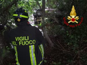 Precipita con l'auto dentro il fiume ad Arzachena, salvo per miracolo