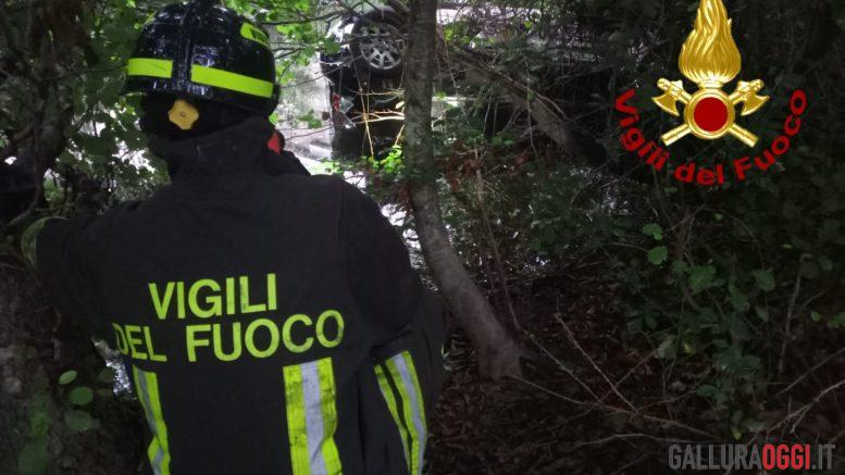 Precipita con l'auto dentro il fiume ad Arzachena, salvo per miracolo
