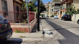 Tra marciapiedi scassati e parcheggi selvaggi percorso ad ostacoli sulle strade di Olbia