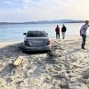 Con l'auto sulla spiaggia di Olbia, multa e patente ritirata