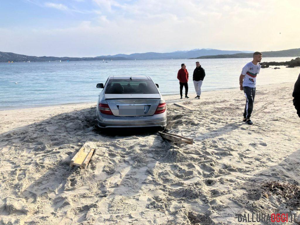 Con l'auto sulla spiaggia di Olbia, multa e patente ritirata