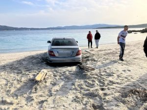 Con l'auto sulla spiaggia di Olbia, multa e patente ritirata