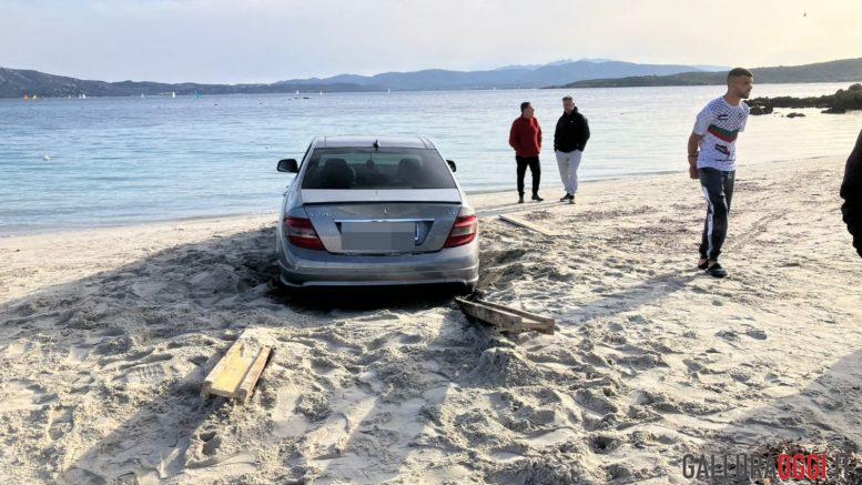 Con l'auto sulla spiaggia di Olbia, multa e patente ritirata