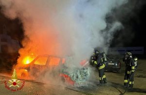 Incendio a Olbia, suv devastato dalle fiamme nel parcheggio