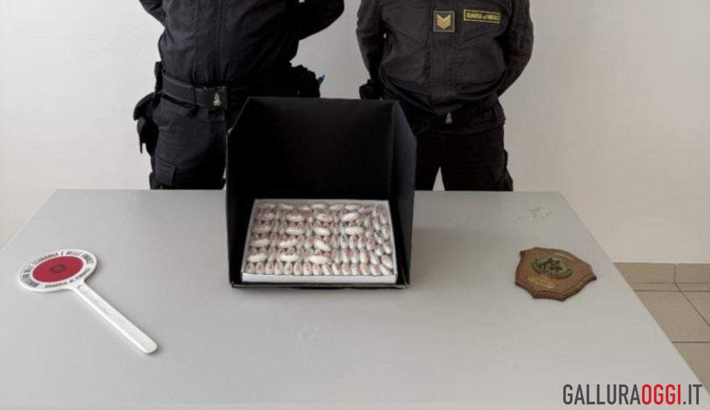 Sbarca a Olbia con 100 ovuli di cocaina, arrestato