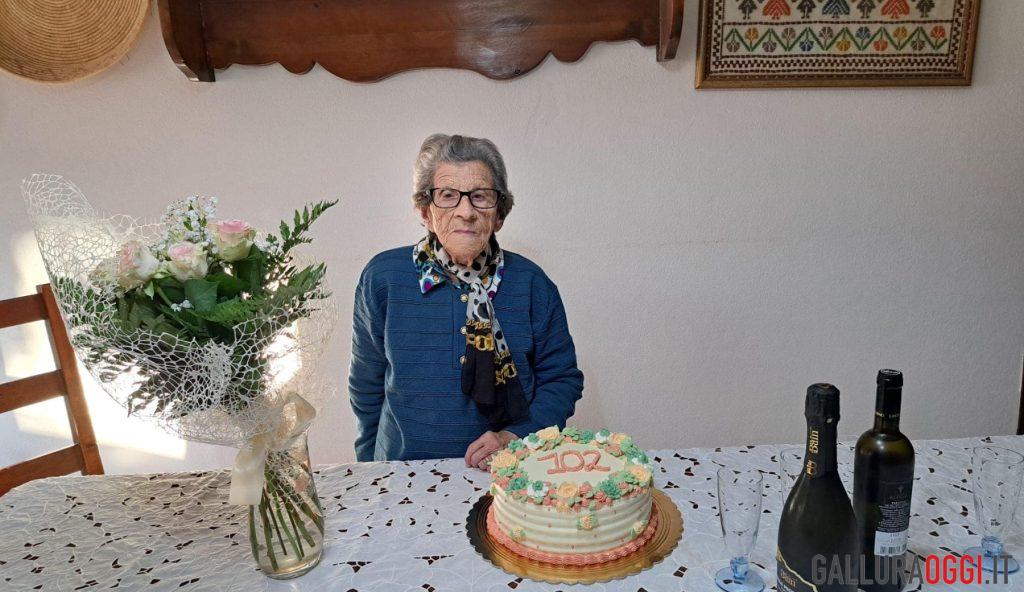 Aggius e Viddalba in festa per zia Antonietta e le sue 102 candeline