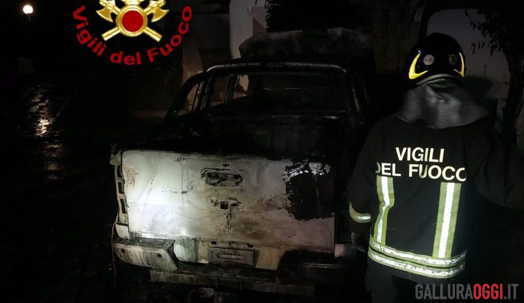 Fiamme ad un pickup a Budoni, danni ingenti l'ipotesi del dolo
