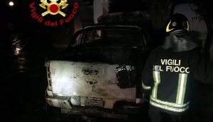 Fiamme ad un pickup a Budoni, danni ingenti l'ipotesi del dolo