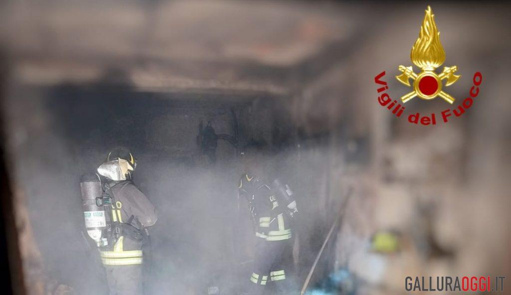Incendio in un magazzino di Tempio Pausania, scatta l'allarme