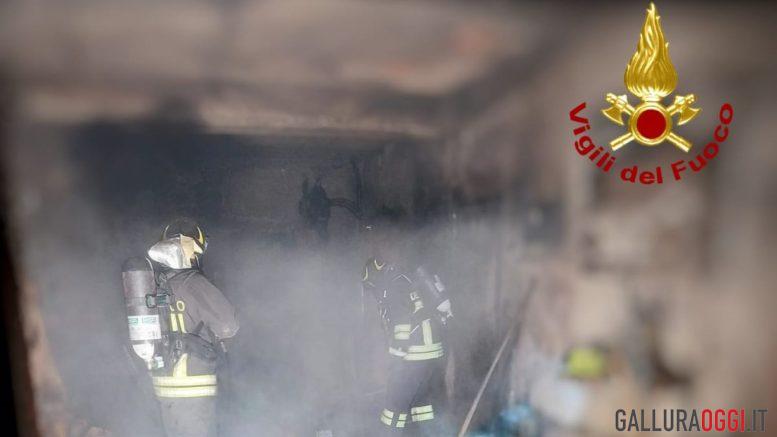 Incendio in un magazzino di Tempio Pausania, scatta l'allarme