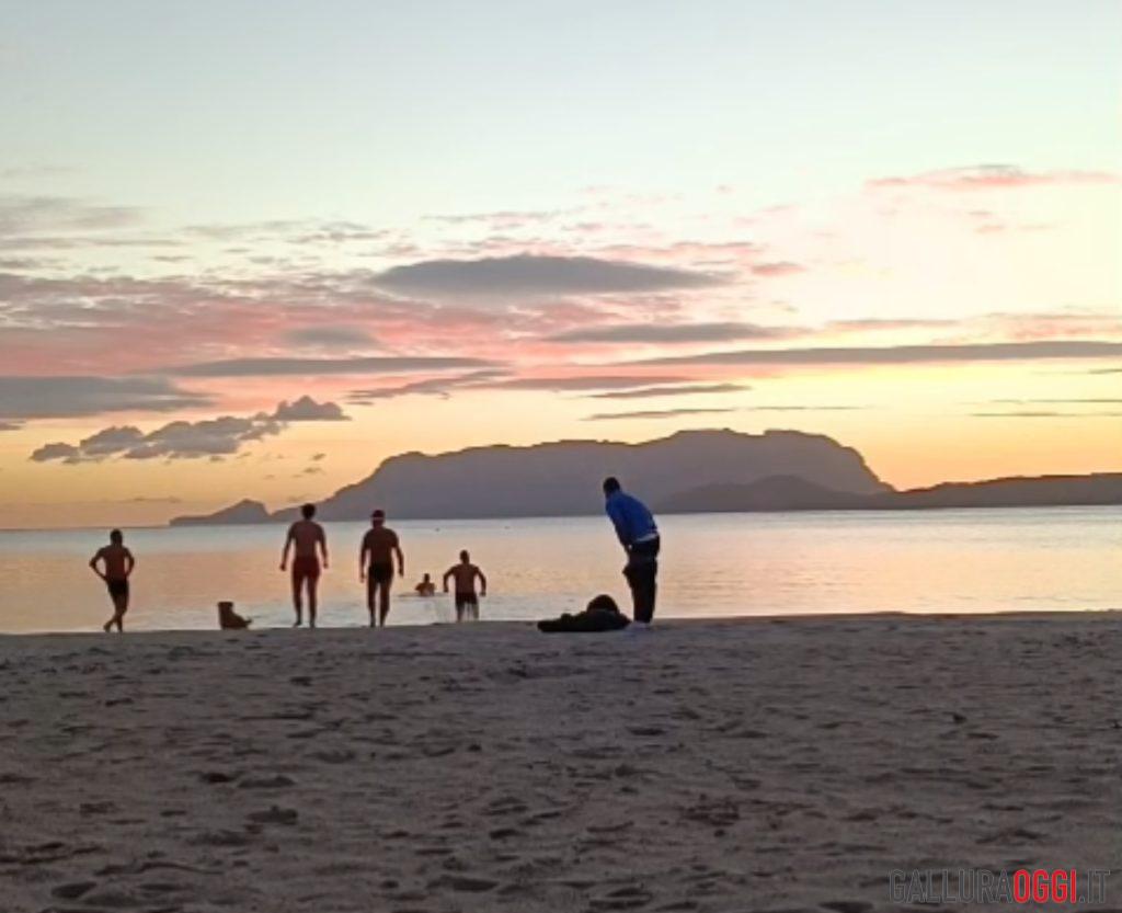 piano spiagge olbia Bagno all'alba di Santo Stefano a Lo Squalo, Pittulongu, Olbia.