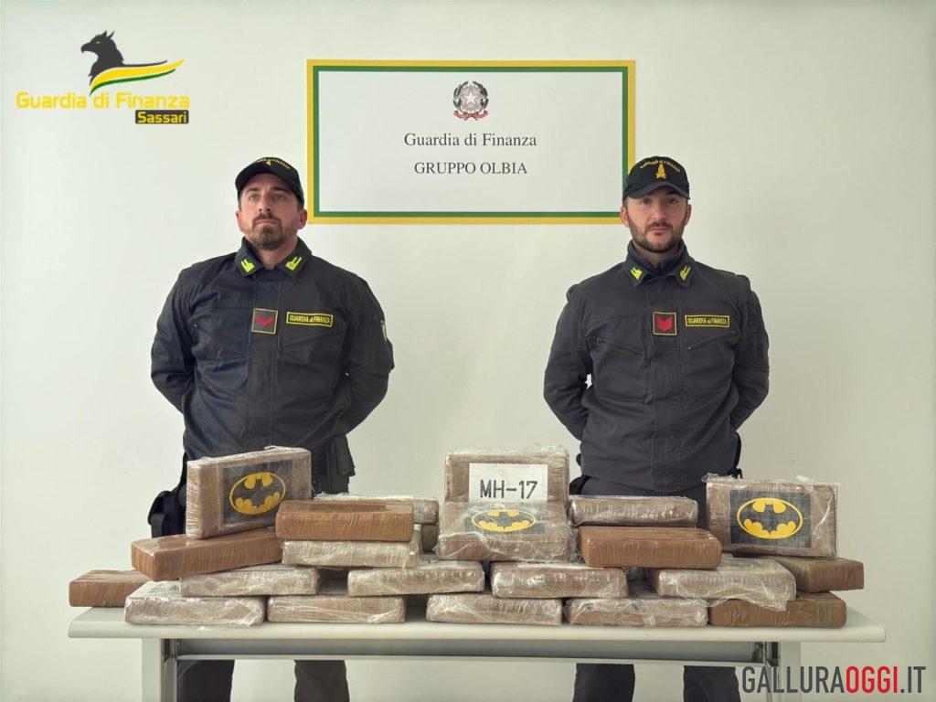 Sbarca al porto di Olbia con un maxi carico di cocaina, arrestato