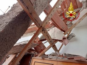 Crolla il tetto di una casa, paura a Cannigione
