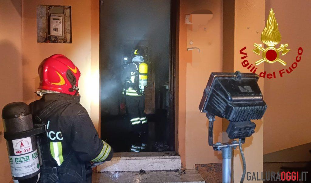 Incendio in una casa a Santa Teresa, neonato salvato dalle fiamme