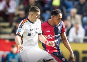Krstic e Mina in azione durante Cagliari-Lecce - Foto Cagliari Calcio