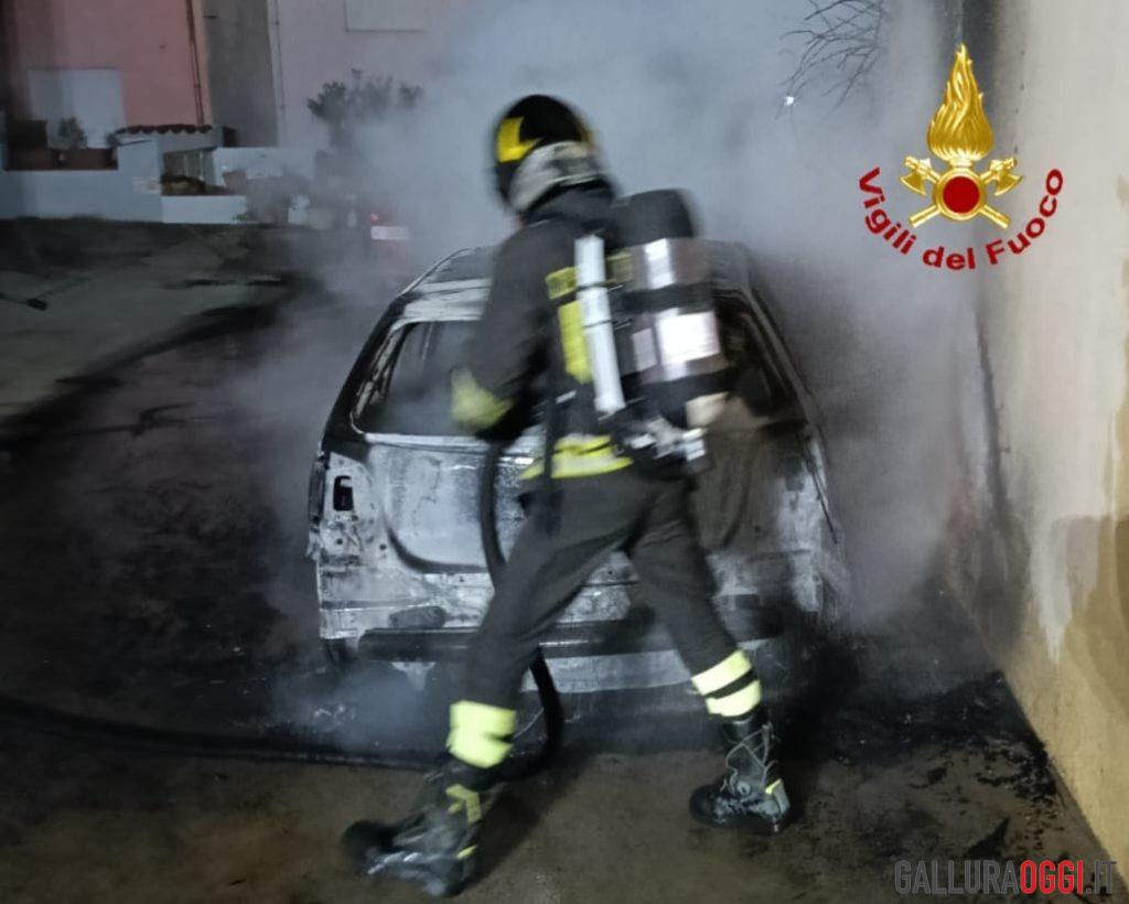 Incendio a La Maddalena, auto distrutta dalle fiamme
